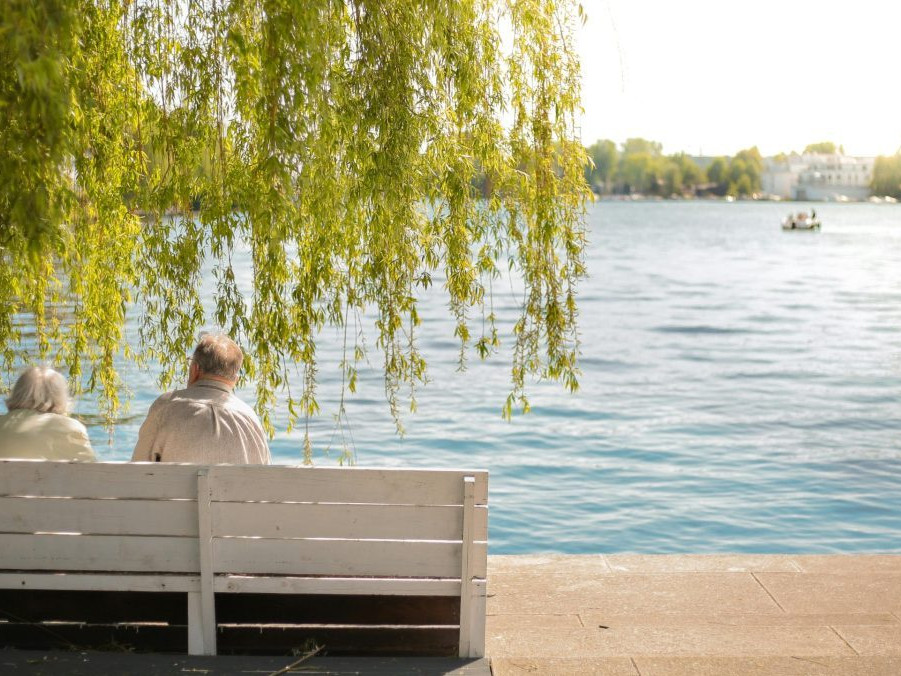 Na ilustračnej snímke dôchodcovia.