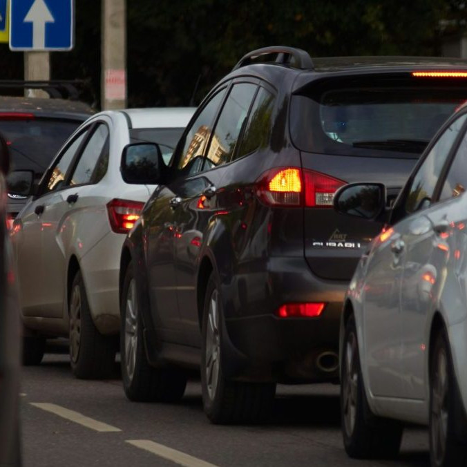 Na ilustračnej snímke autá v premávke.