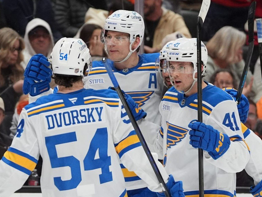 Dalibor Dvorský sa teší z gólu so svojimi spoluhráčmi.