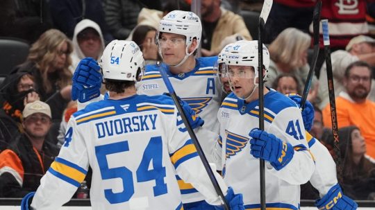 Dalibor Dvorský sa teší z gólu so svojimi spoluhráčmi.