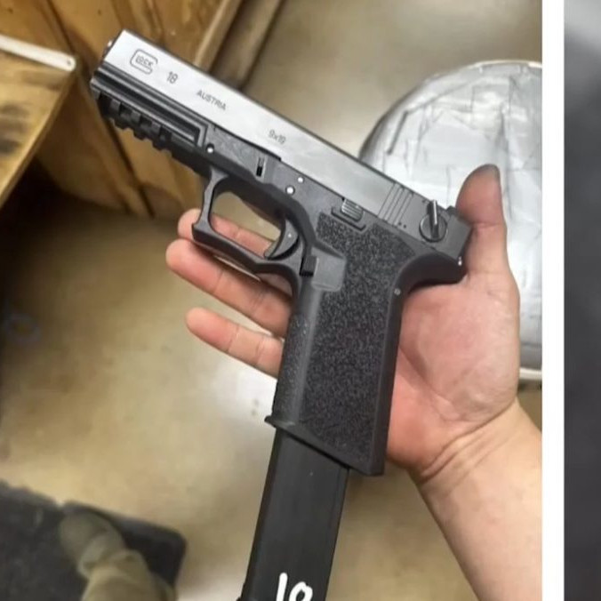 Na snímke fotografia zbrane, ktorú niekto zaslal nan EduPage.