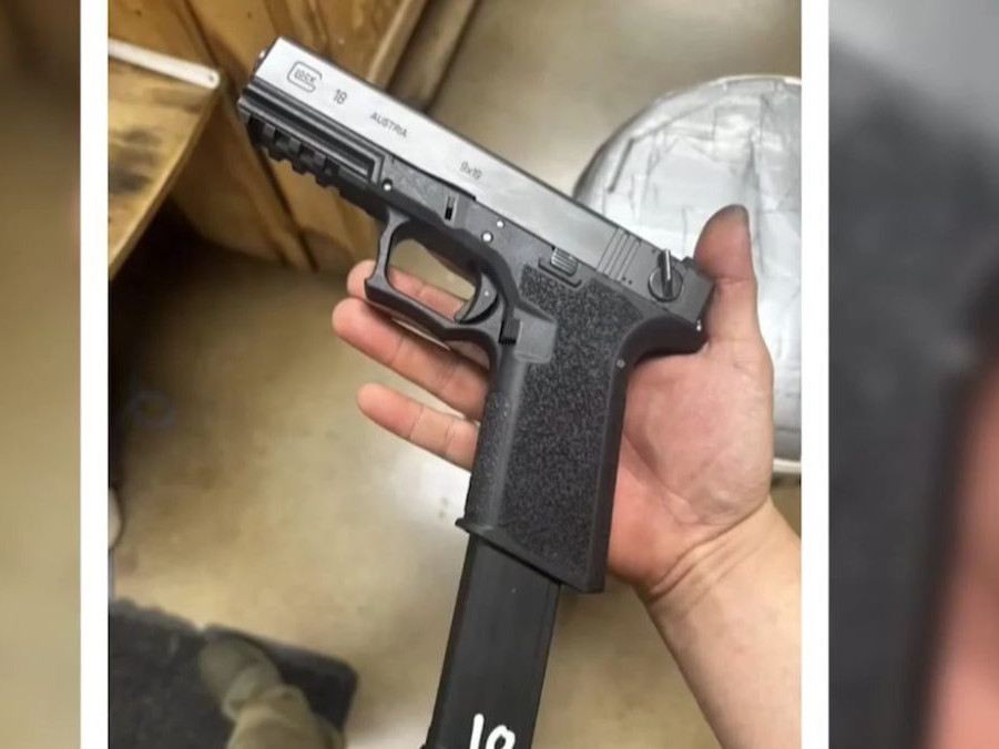 Na snímke fotografia zbrane, ktorú niekto zaslal nan EduPage.