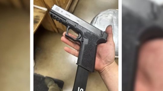 Na snímke fotografia zbrane, ktorú niekto zaslal nan EduPage.