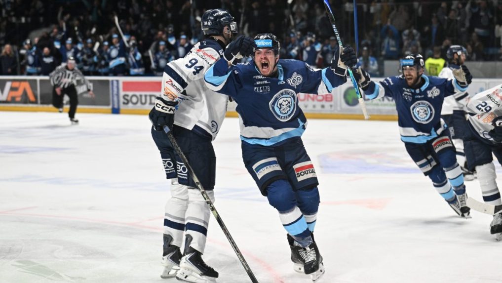 Matej Paulovič sa teší z gólu.