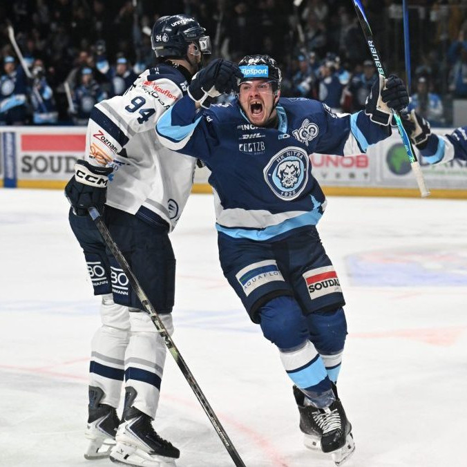 Matej Paulovič sa teší z gólu.