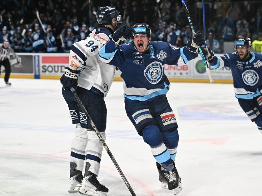 Matej Paulovič sa teší z gólu.