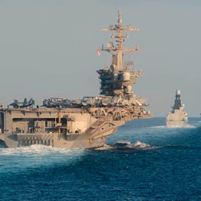 Na ilustračnej snímke americkú lietadlovú loď a torpédoborec v Hormuzskom prielive.