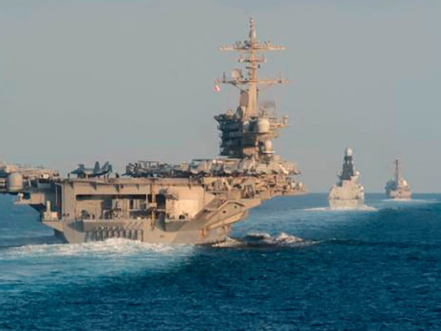 Na ilustračnej snímke americkú lietadlovú loď a torpédoborec v Hormuzskom prielive.