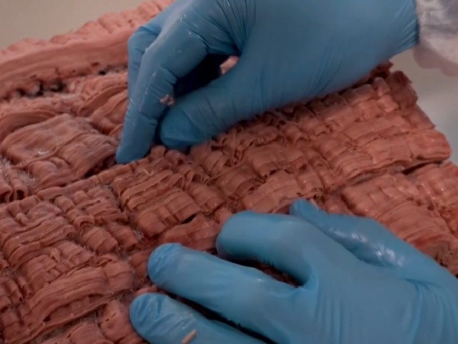 Na snímke mleté hybridné mäso.