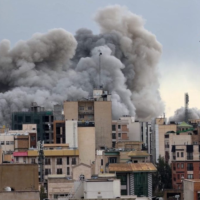 Oblak dymu stúpa v Teheráne.