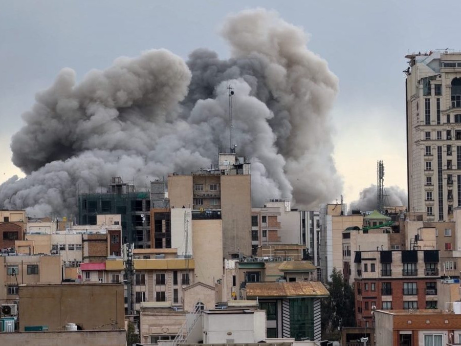 Oblak dymu stúpa v Teheráne.