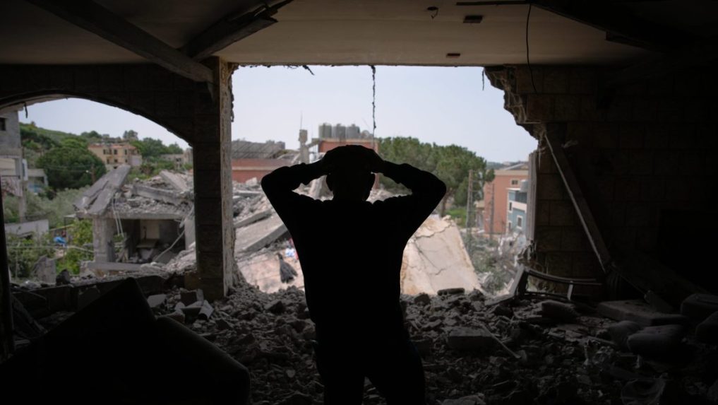 Na ilustračnej snímke muž v zničenej budove.