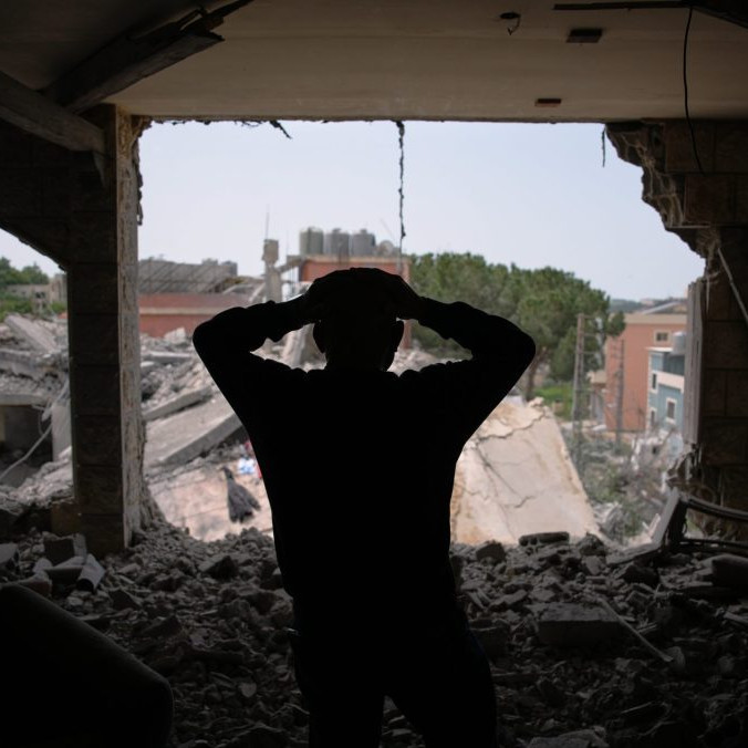 Na ilustračnej snímke muž v zničenej budove.
