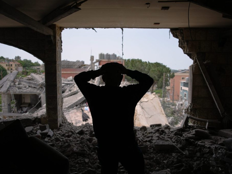 Na ilustračnej snímke muž v zničenej budove.