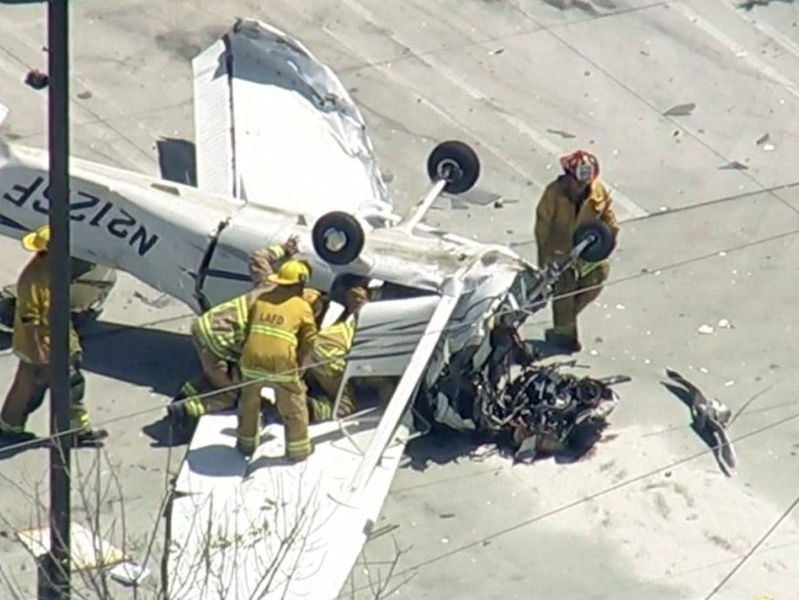 Na snímke havarované lietadlo.