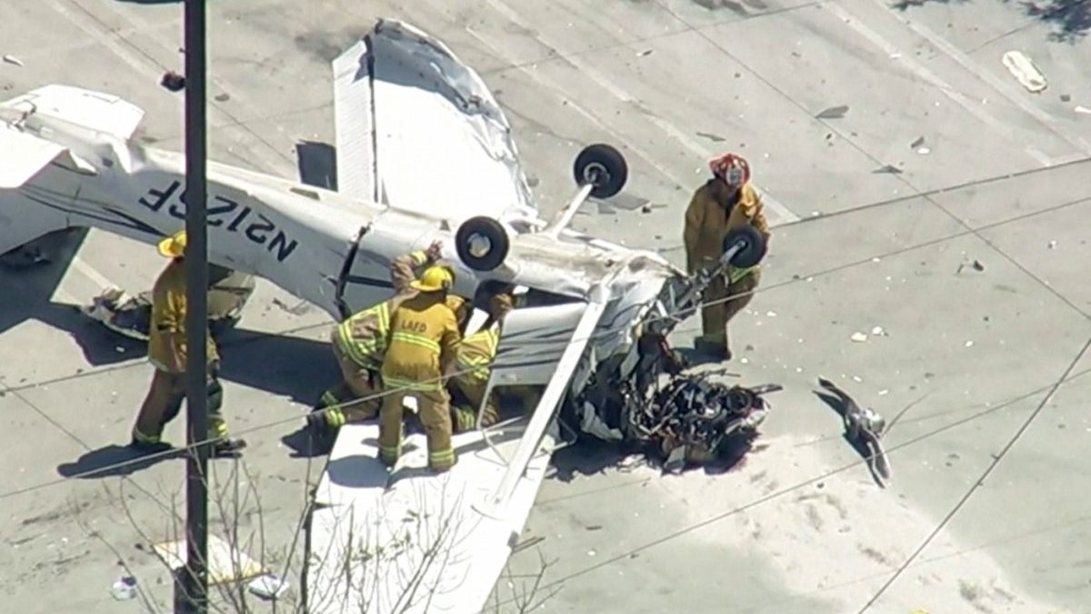 VIDEO: Lietadlo havarovalo v Los Angeles uprostred parkoviska, pri p&aacute;de sa zachytilo o elektrick&eacute; vedenie