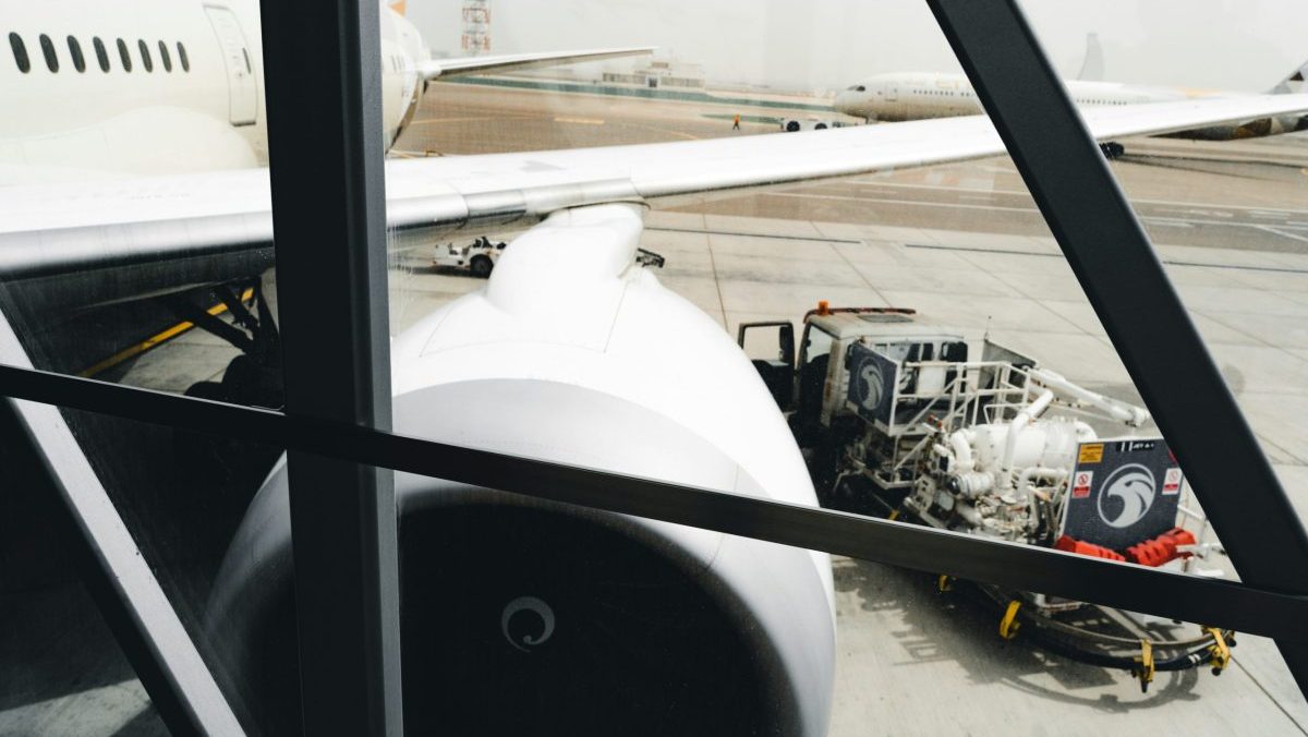 Eur&oacute;pe vydrž&iacute; leteck&eacute; palivo už len p&aacute;r t&yacute;ždňov, &scaron;t&aacute;ty by podľa odborn&iacute;ka mali hľadať alternat&iacute;vne zdroje ropy