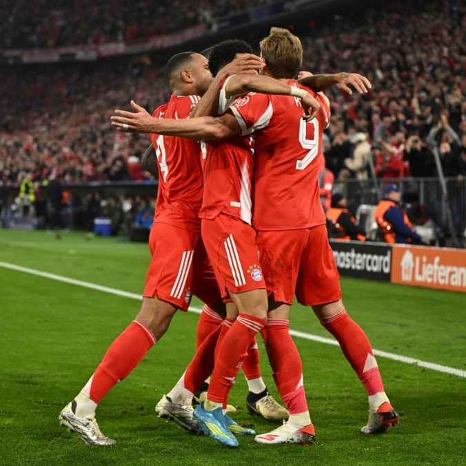 Na snímke hráč Bayernu Mníchov Harry Kane sa raduje so spoluhráčmi.