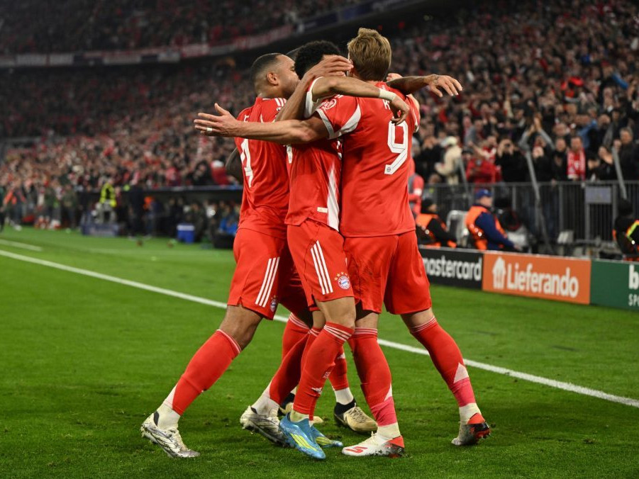 Na snímke hráč Bayernu Mníchov Harry Kane sa raduje so spoluhráčmi.