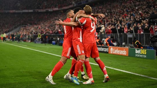 Na snímke hráč Bayernu Mníchov Harry Kane sa raduje so spoluhráčmi.