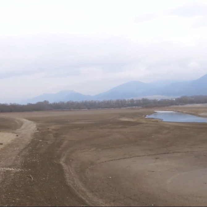 Liptovská Mara odhalila svoje dno, scenéria pripomína apokalyptický film. Na ostrov sa dá dostať suchou nohou