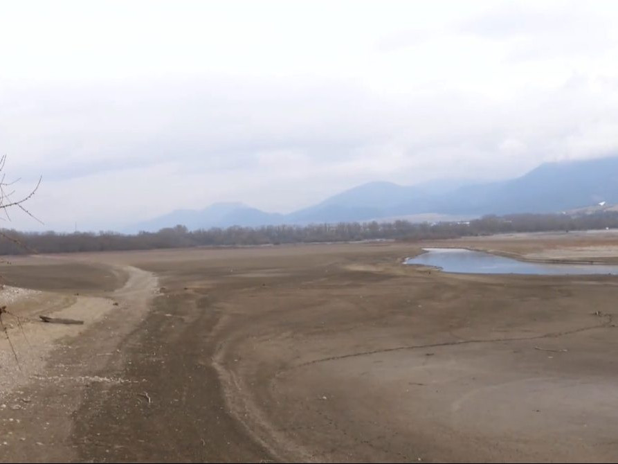 Liptovská Mara odhalila svoje dno, scenéria pripomína apokalyptický film. Na ostrov sa dá dostať suchou nohou