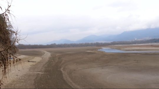 Liptovská Mara odhalila svoje dno, scenéria pripomína apokalyptický film. Na ostrov sa dá dostať suchou nohou