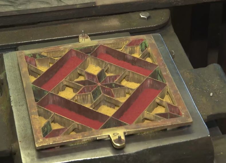 Na sn&iacute;mke lisovan&aacute; dlažba vo v&yacute;robe.