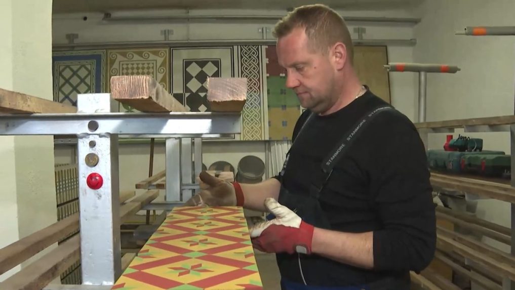 Na snímke Ľubomír pri výrobe lisovanej dlažby.