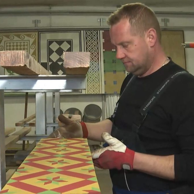 Na snímke Ľubomír pri výrobe lisovanej dlažby.