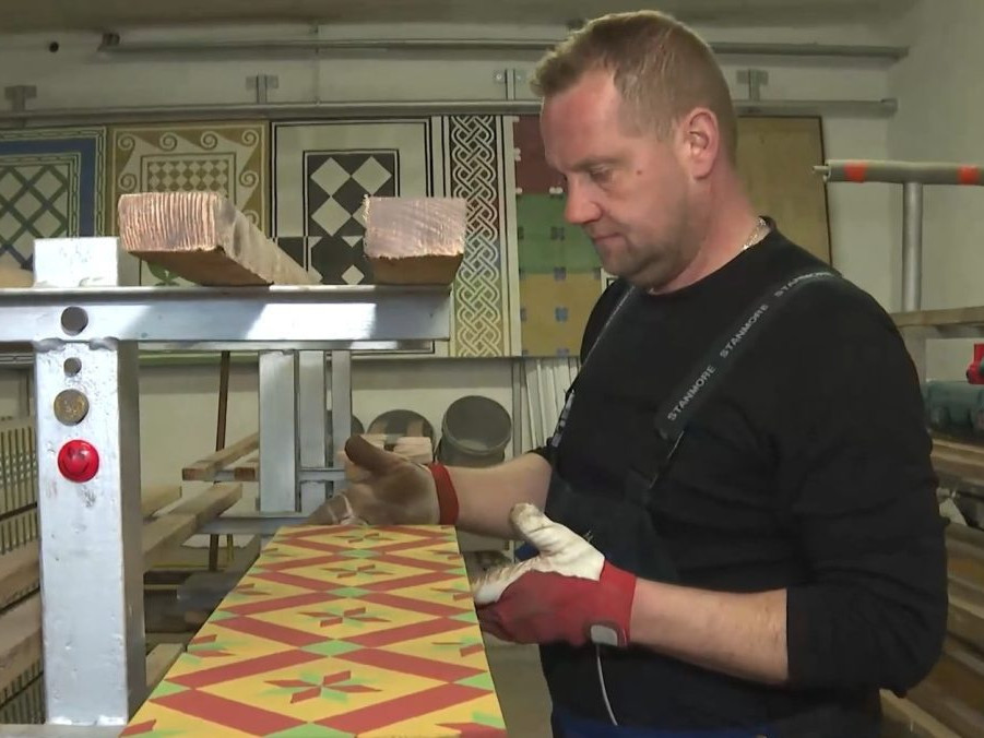 Na snímke Ľubomír pri výrobe lisovanej dlažby.