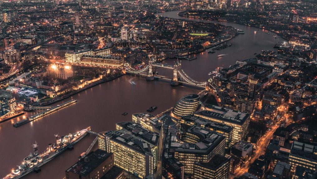 Na ilustračnej snímke večerný Londýn z vtáčej perspektívy.