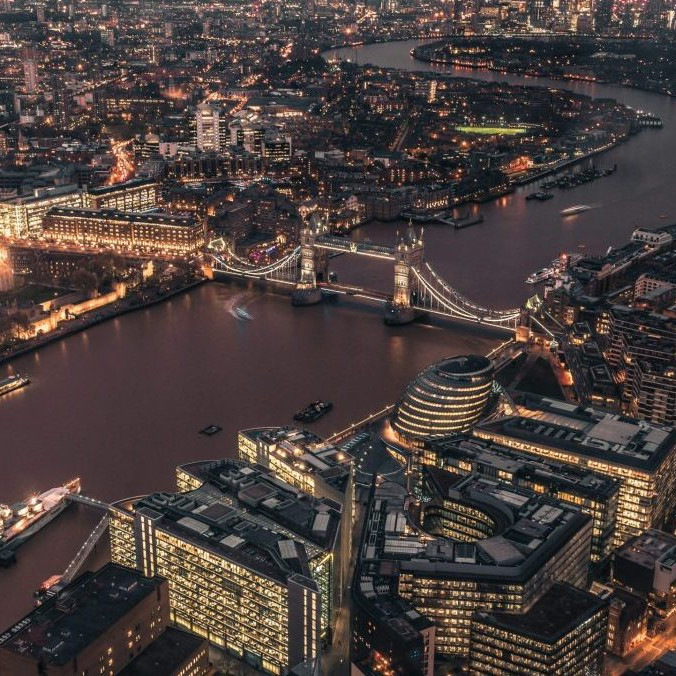 Na ilustračnej snímke večerný Londýn z vtáčej perspektívy.