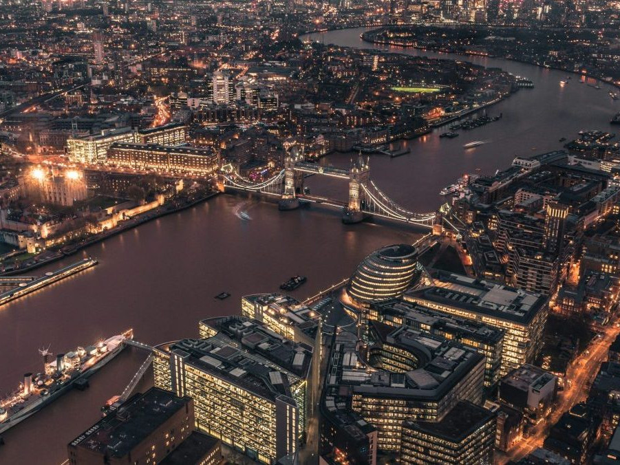 Na ilustračnej snímke večerný Londýn z vtáčej perspektívy.