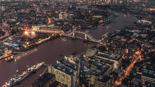 Na ilustračnej snímke večerný Londýn z vtáčej perspektívy.