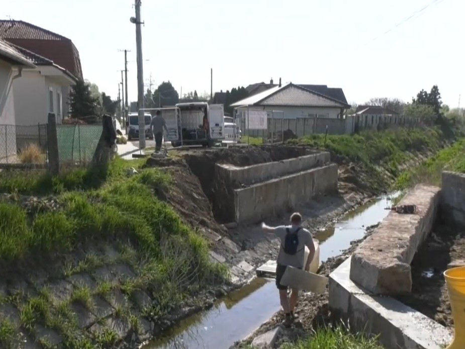 práce na oprave mosta