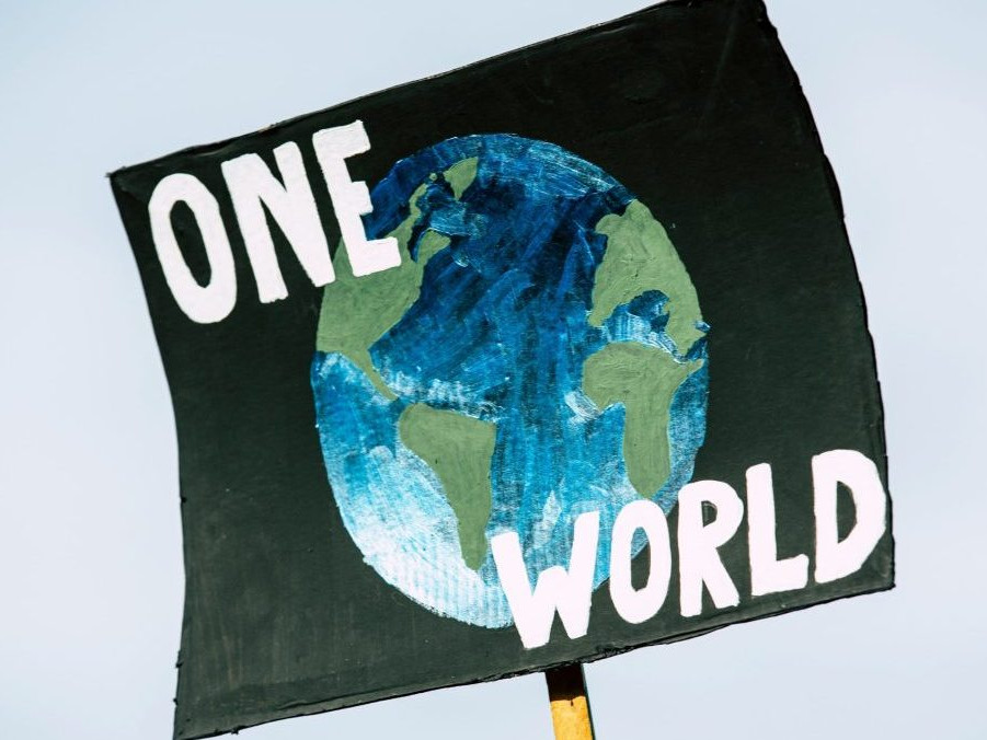 Plagát s nápisom "Jedna Zem".