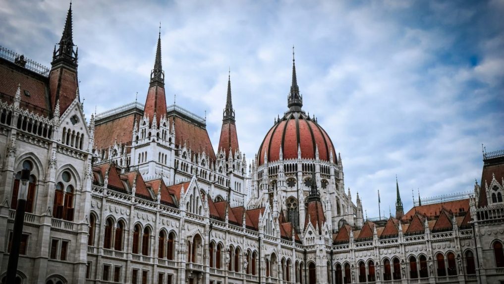 Budova maďarského parlamentu v Budapešti.