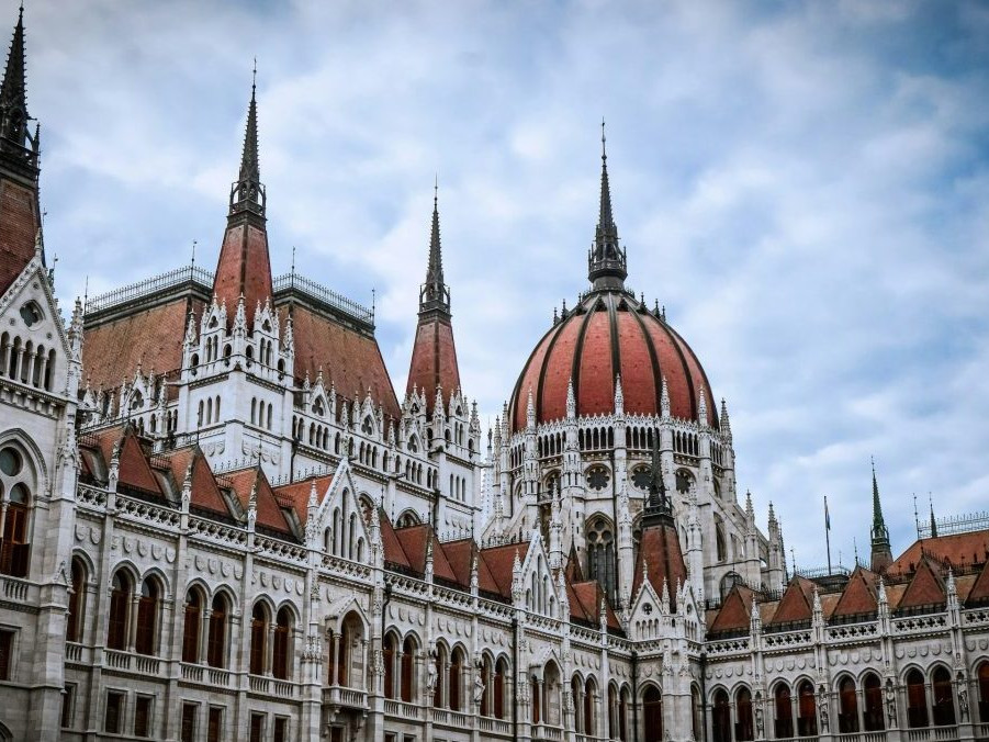 Budova maďarského parlamentu v Budapešti.