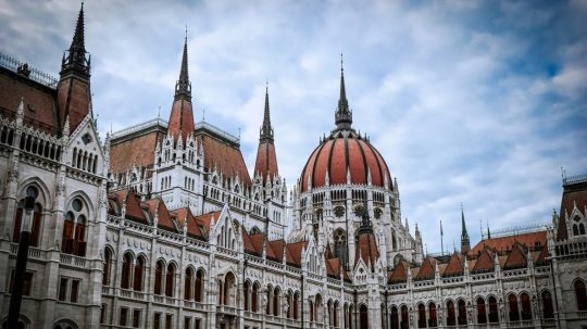 Budova maďarského parlamentu v Budapešti.