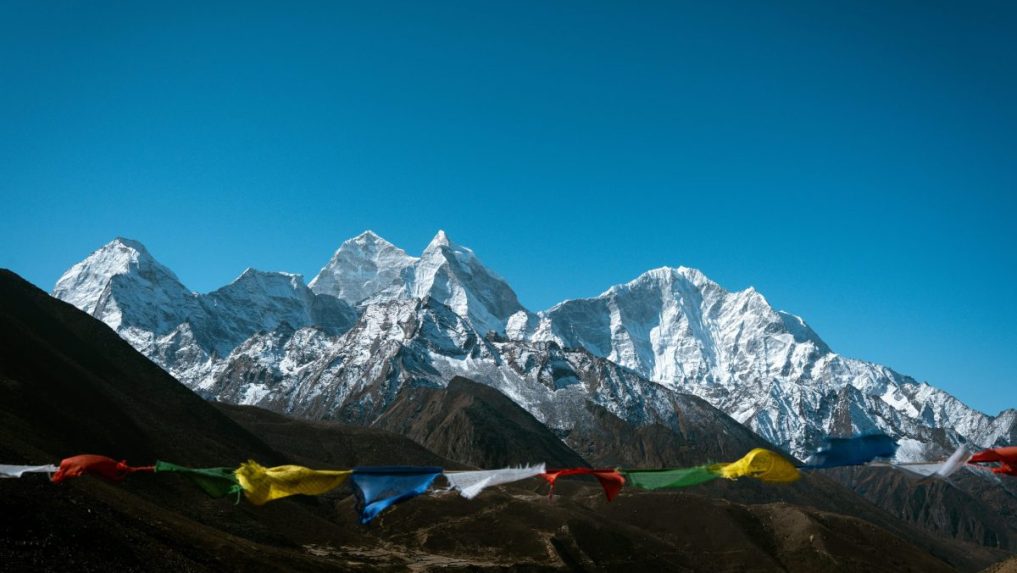 Na ilustračnej snímke vlajky tábora pri Mount Evereste.