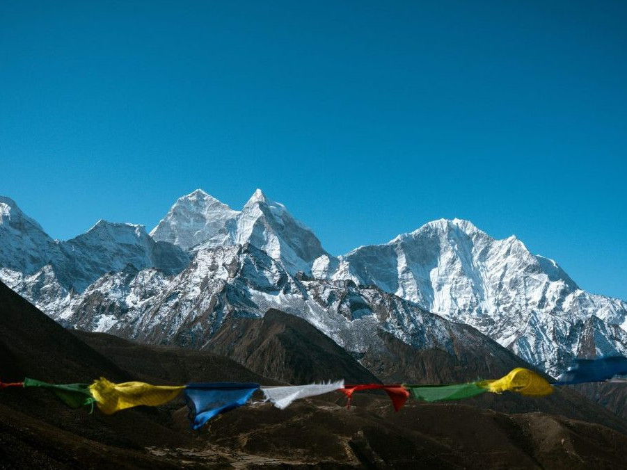 Na ilustračnej snímke vlajky tábora pri Mount Evereste.