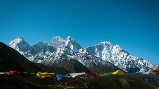 Na ilustračnej snímke vlajky tábora pri Mount Evereste.