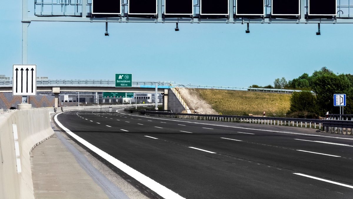 Diaľnica D1 v smere z Bratislavy je po v&iacute;kendovej uz&aacute;vere už plne prejazdn&aacute;