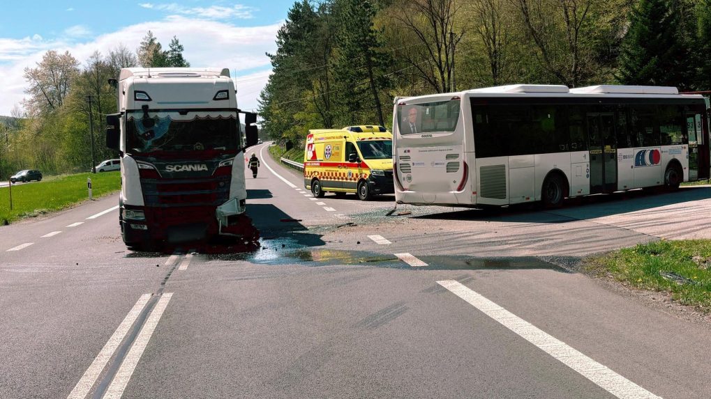 Na sn&iacute;mke kami&oacute;n a autobus po zr&aacute;žke pri Brusne.