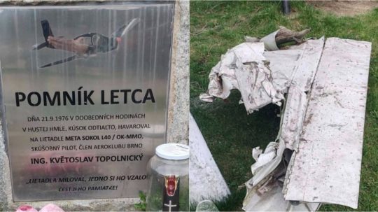 Na kombosnímke pomník pilota Topolnického a krídlo havarovaného lietadla.