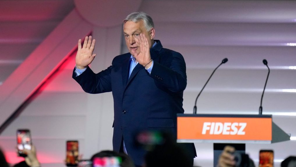 Dosluhujúci maďarský premiér Viktor Orbán.