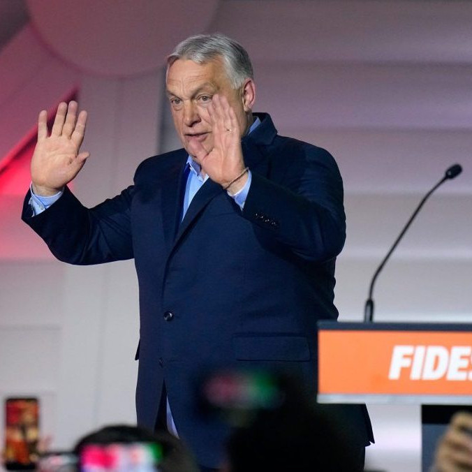 Dosluhujúci maďarský premiér Viktor Orbán.