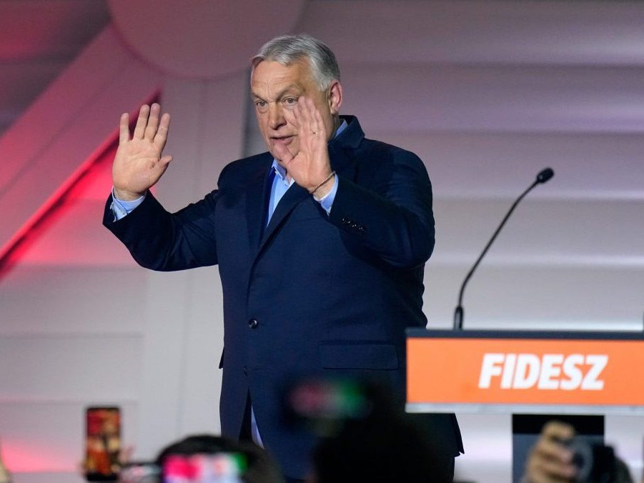 Dosluhujúci maďarský premiér Viktor Orbán.