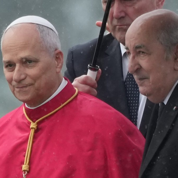 Pápež Lev XIV. a alžírsky prezident Abdal Madžíd Tabbún.